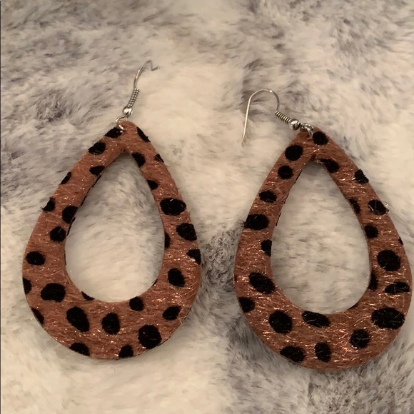 3/$20 Faux Leopard Earrings - Picture 1 of 1
